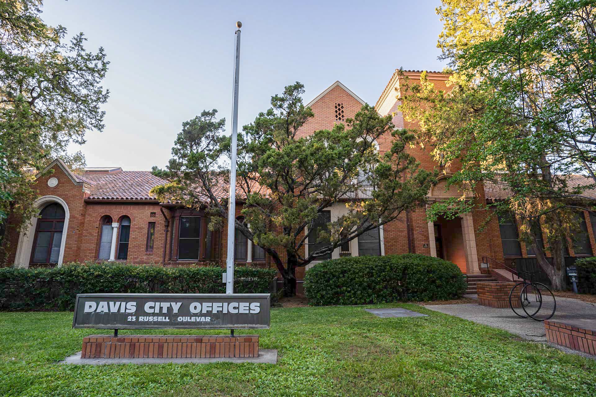 Davis City Offices on Russell Boulevard. (Aggie File)