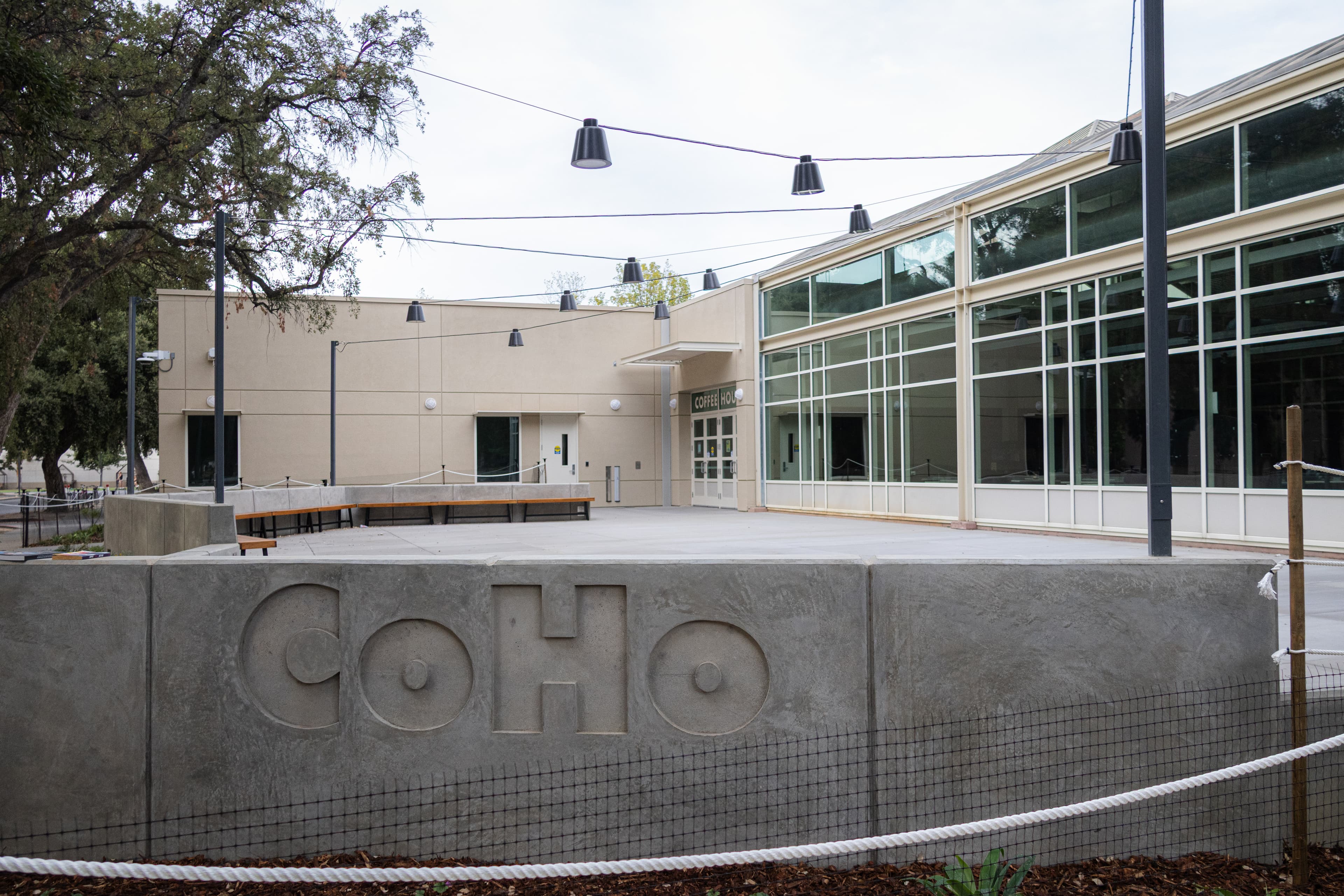 The new outdoor patio at the CoHo on Friday, Oct. 2. Construction was completed in late September, with more seating to be installed soon. (Jenna Lee / Aggie)